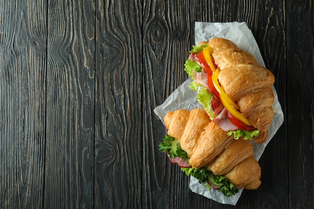 Gustosi panini croissant su legno