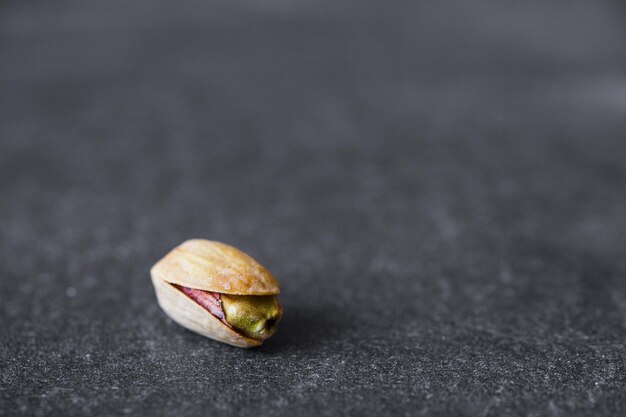 Gustosi pistacchi su sfondo scuro