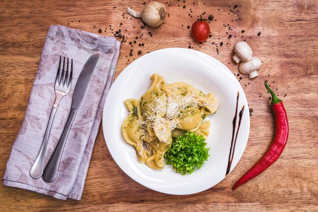 Gustosi ravioli con parmigiano su un piatto