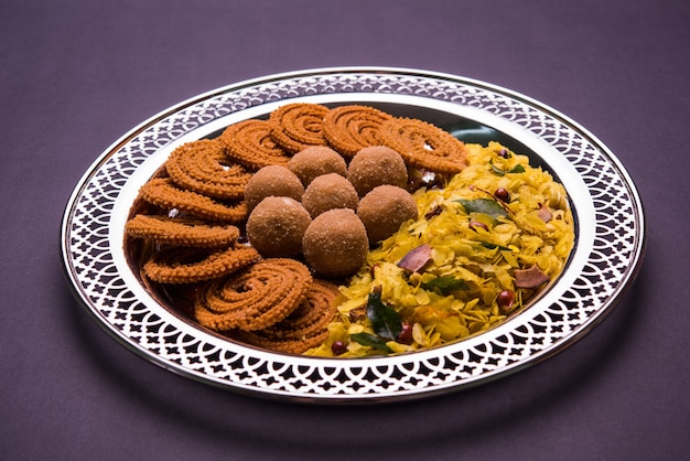 Gustosi snack o dolci fatti in casa con frutta secca in ciotole bianche, ricetta preferita dell'India soprattutto nel Maharashtra