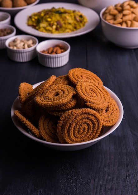 Gustosi snack o dolci fatti in casa con frutta secca in ciotole bianche, ricetta preferita dell'India soprattutto nel Maharashtra