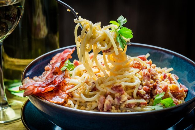 Gustosi spaghetti alla Carborana con becon prezzemolo e uova