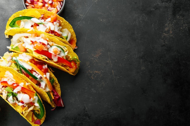 Gustosi tacos appetitosi con verdure