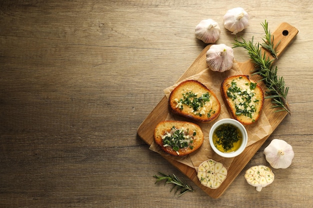 Gustosi toast con antipasto di prodotti fatti in casa all'aglio