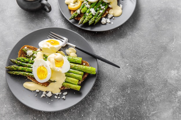 Gustosi toast con asparagi, uova e salsa