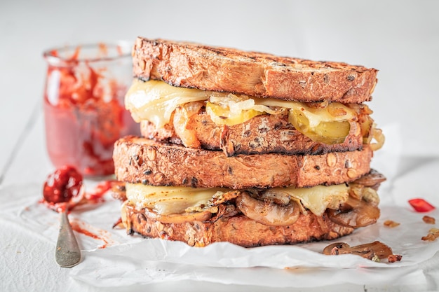 Gustosi toast con formaggio cipolla e funghi