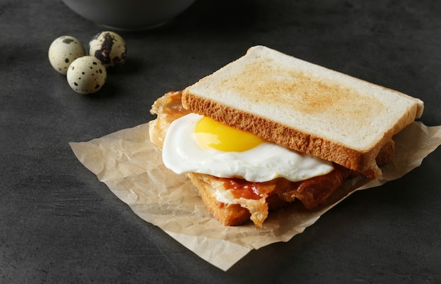 Gustosi toast con uova fritte e pancetta sul tavolo