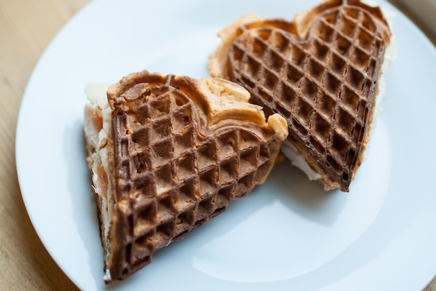 Gustosi wafles a forma di cuore sul piatto