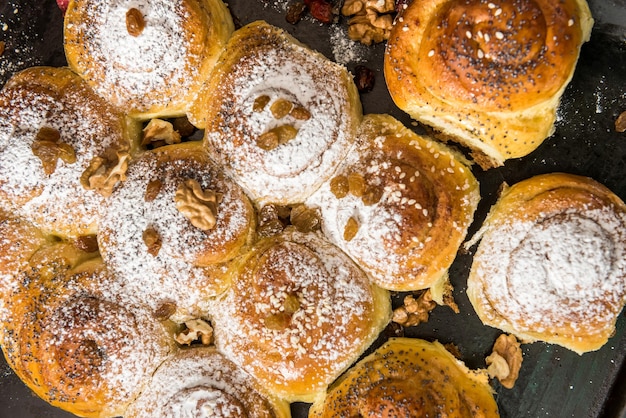 Gustoso al forno e cosparso di bagel e panino con zucchero a velo. dolce fatto in casa