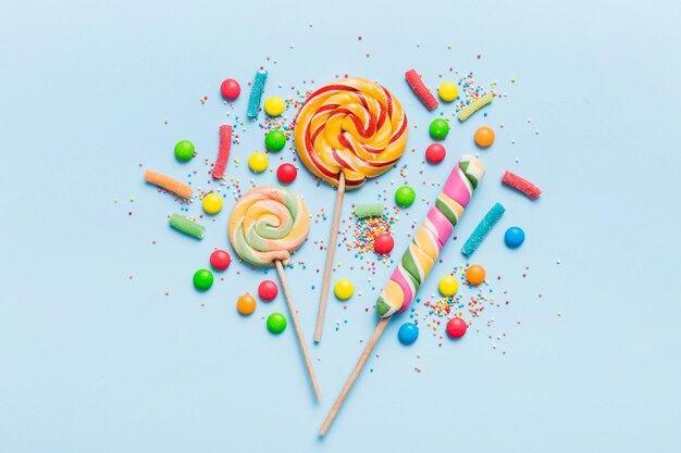 Gustoso appetitoso Accessori per feste Buon compleanno dolce Diversi tipi di caramelle su sfondo colorato copia spazio Sfondo colorato festa di compleanno