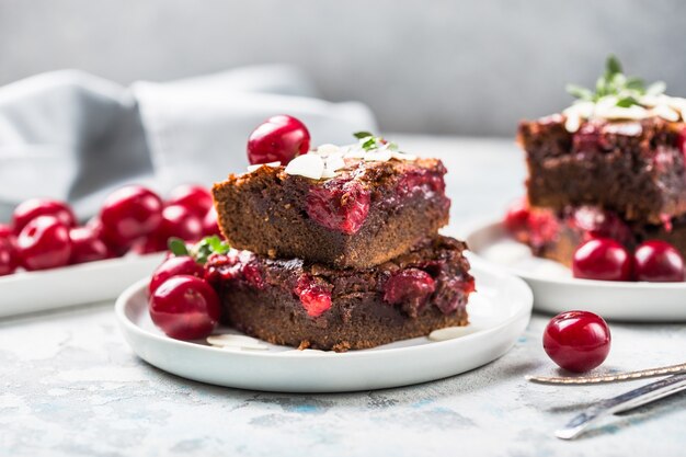 Gustoso brownie alla ciliegia in un piatto