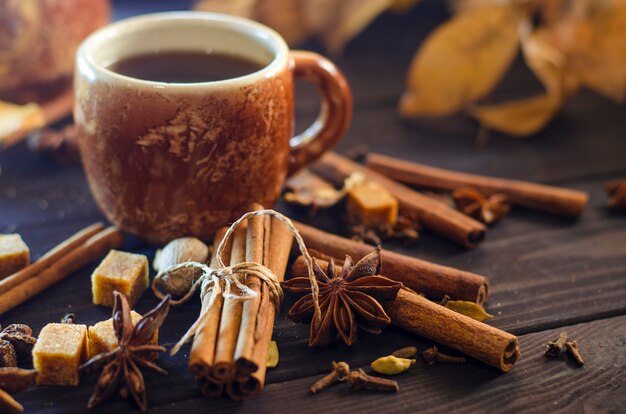 Gustoso caffè caldo con cereali e spezie sul tavolo