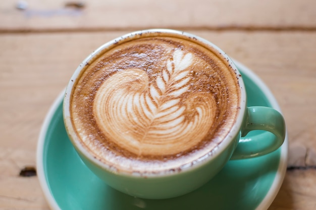 Gustoso caffè sul tavolo di legno