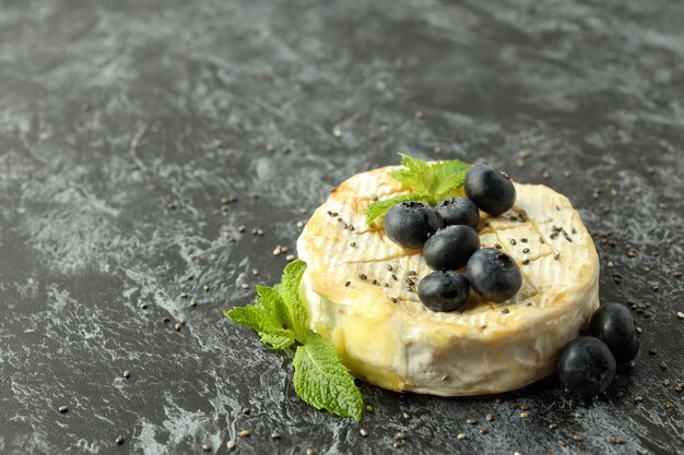 Gustoso camembert alla griglia su sfondo nero affumicato.