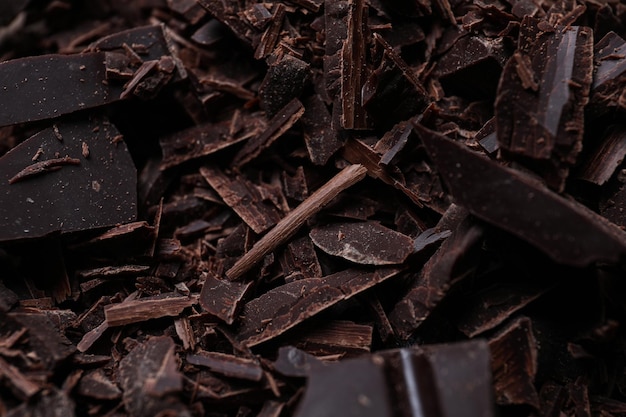 Gustoso cioccolato fondente tritato come primo piano del fondo