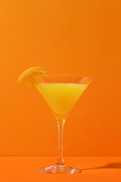Gustoso cocktail di mimosa con fetta d'arancia