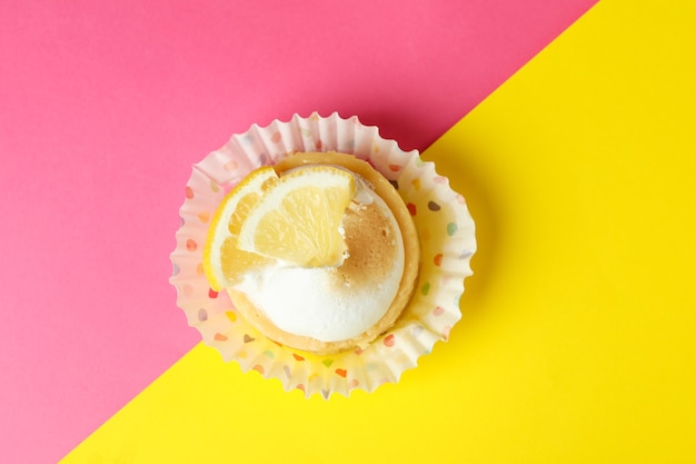 Gustoso cupcake al limone su sfondo bicolore