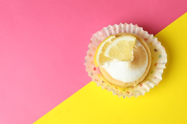 Gustoso cupcake al limone su sfondo bicolore