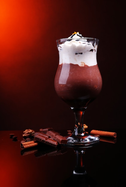 Gustoso dessert con salsa al cioccolato, panna e arancia