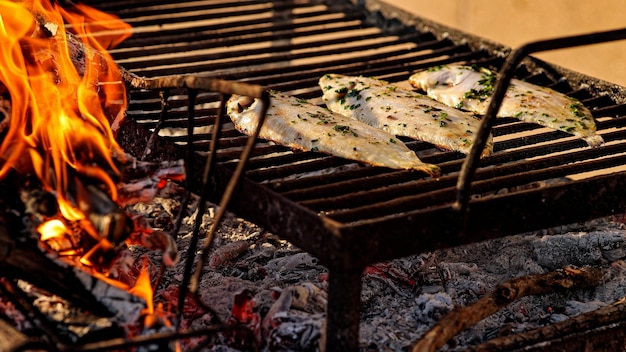 Gustoso dettaglio di cibo di sogliola alla griglia