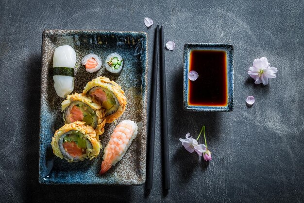 Gustoso e fresco set di sushi a base di avocado e salmone