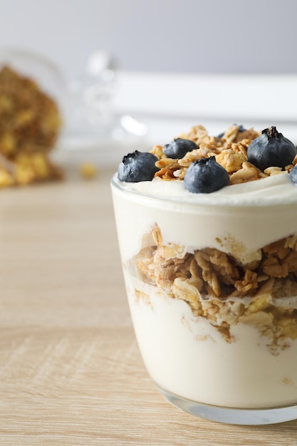 Gustoso e nutriente concetto di colazione muesli con yogurt