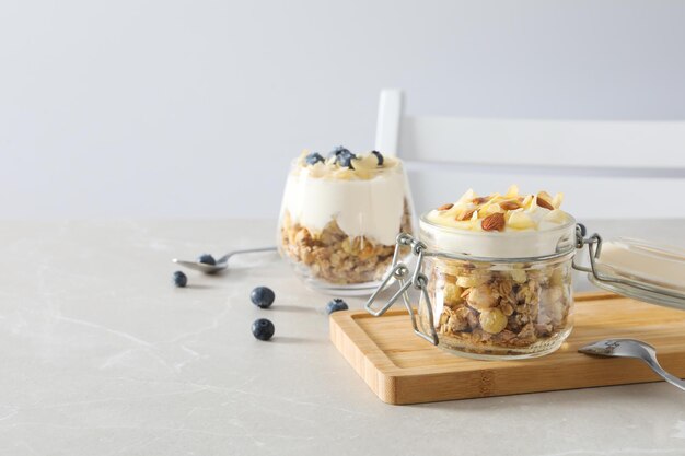 Gustoso e nutriente concetto di colazione muesli con yogurt