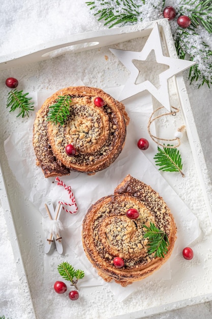 Gustoso e tradizionale lievito alla cannella come merenda natalizia