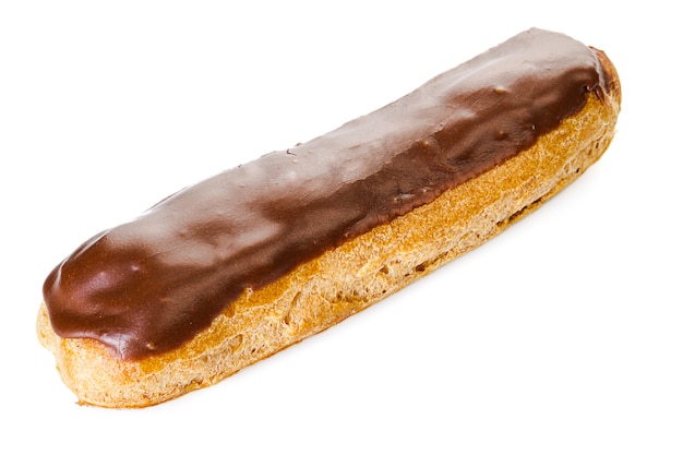 Gustoso eclair con crema al cioccolato isolato su bianco