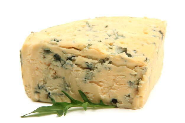 Gustoso formaggio blu isolato su bianco