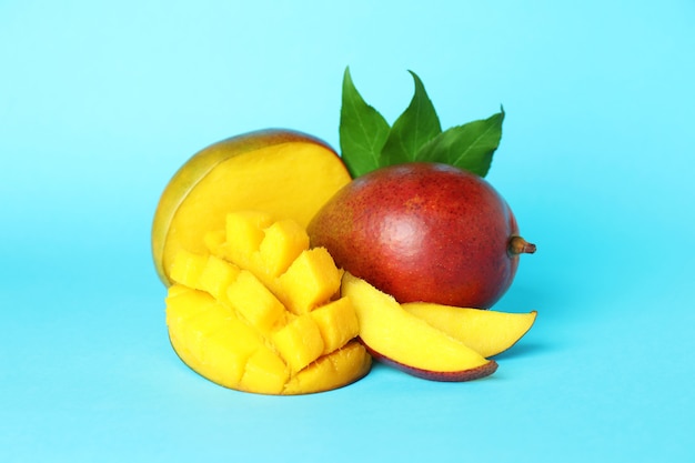 Gustoso frutto di mango maturo su blu