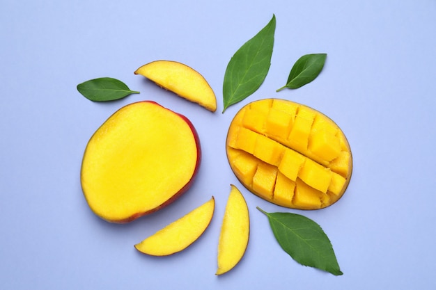 Gustoso frutto di mango maturo su sfondo viola