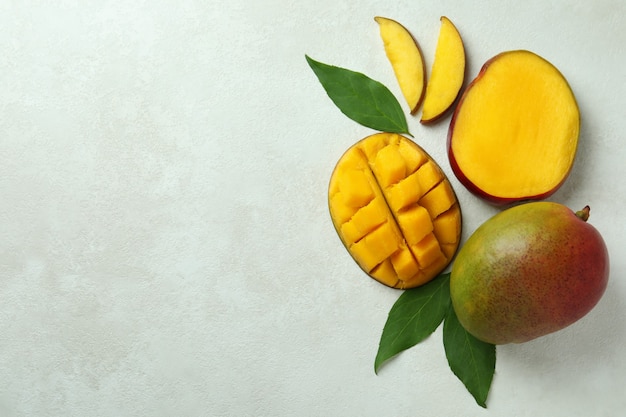 Gustoso frutto di mango maturo su superficie strutturata bianca