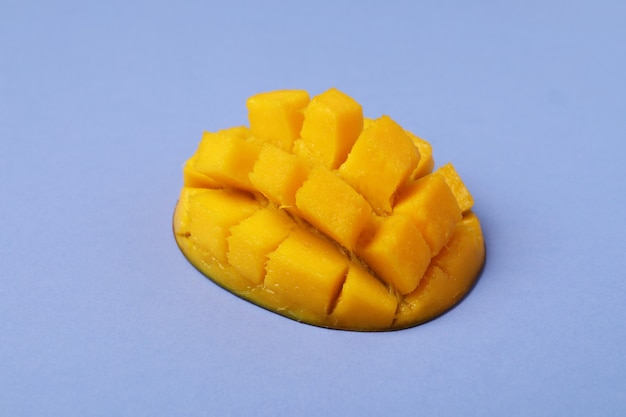 Gustoso frutto di mango maturo su violetta