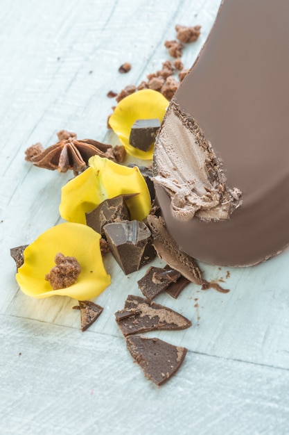 Gustoso gelato al cioccolato al latte con petali di rosa gialla