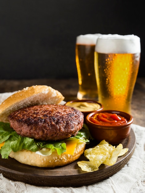 Gustoso hamburger con bicchieri di birra