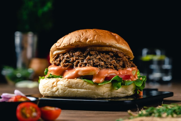 Gustoso hamburger o sandwich di tonno alla griglia con lattuga pomodoro cipolla rig e maionese