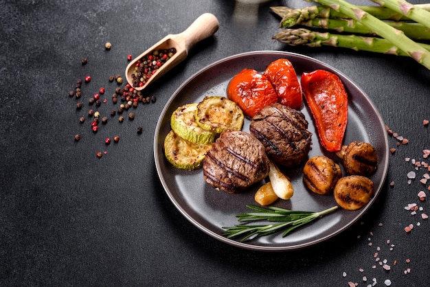 Gustoso medaglione di manzo al forno con verdure, funghi e spezie. Piatto alla griglia