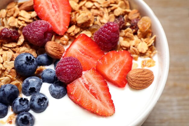 Gustoso muesli fatto in casa servito su tavola di legno primo piano Colazione sana