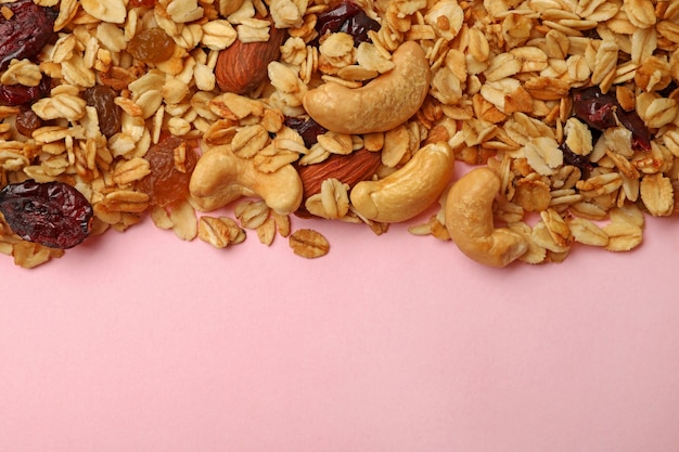 Gustoso muesli su sfondo rosa isolato