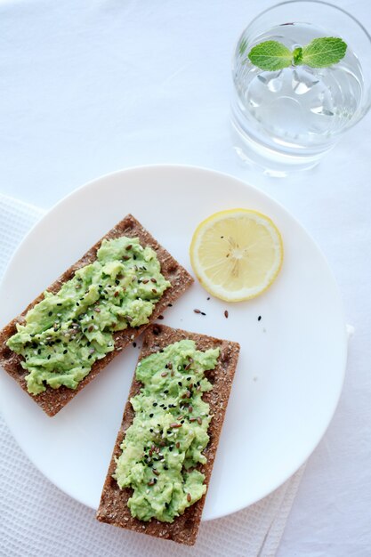 Gustoso Pane Tostato Sano Colazione Con Avocado E Bicchiere Di Acqua Pura