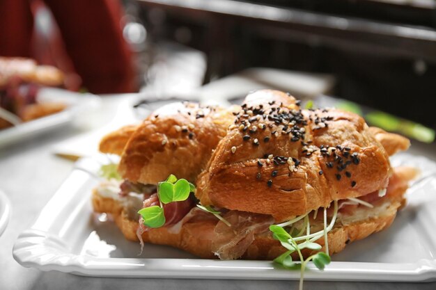 Gustoso panino al croissant sul tavolo