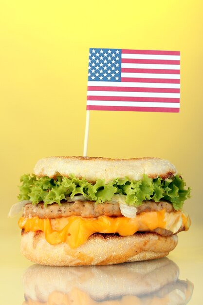 Gustoso panino con bandiera americana, sul giallo