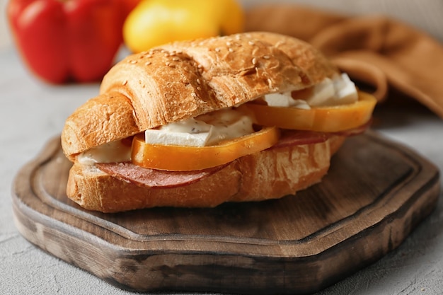 Gustoso panino con croissant su tavola di legno