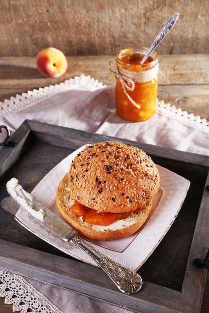 Gustoso panino con marmellata fatta in casa sulla tavola di legno