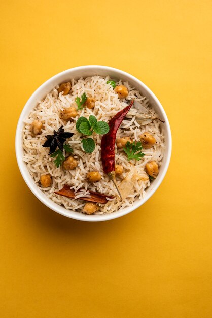 Gustoso Piccante Chana Pulao o Pulav o Pilaf cucinato con Riso Basmati e Ceci ceci bianchi o neri alle spezie