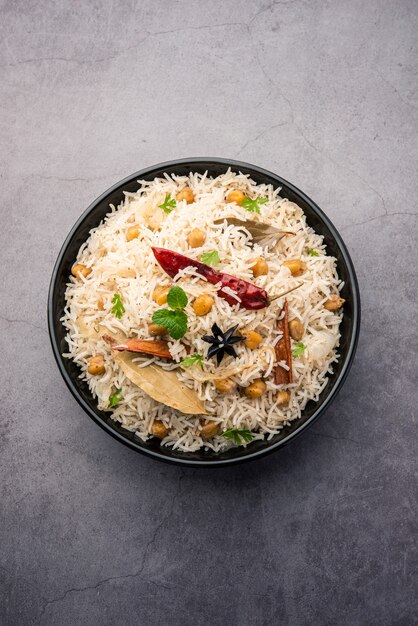 Gustoso Piccante Chana Pulao o Pulav o Pilaf cucinato con Riso Basmati e Ceci ceci bianchi o neri alle spezie