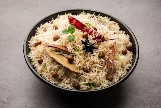 Gustoso Piccante Chana Pulao o Pulav o Pilaf cucinato con Riso Basmati e Ceci ceci bianchi o neri alle spezie