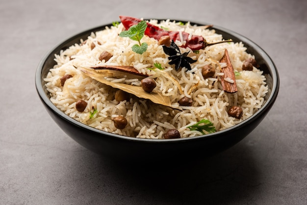 Gustoso Piccante Chana Pulao o Pulav o Pilaf cucinato con Riso Basmati e Ceci ceci bianchi o neri alle spezie