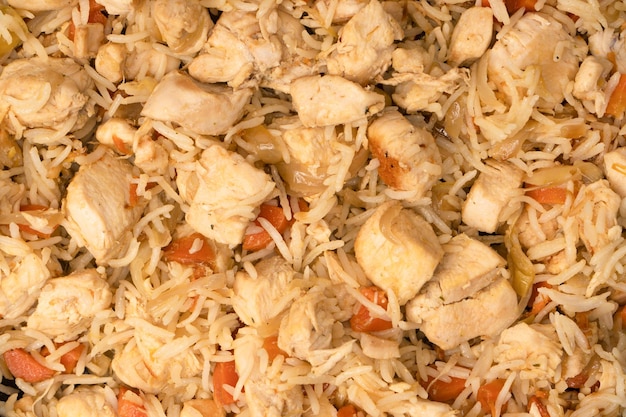 Gustoso pilaf con pollo come sfondo